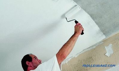 Imbiancando il soffitto con le proprie mani con gesso o vernice a base d'acqua + Video