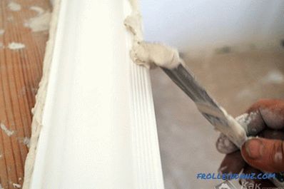 Come incollare il basamento del soffitto