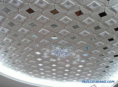 Come incollare una piastrella per soffitto: modi per incollare una piastrella per soffitto + una foto