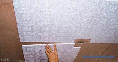 Come incollare una piastrella per soffitto: modi per incollare una piastrella per soffitto + una foto