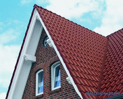 Che cosa è meglio metallo o ondulina per il tetto di una casa privata