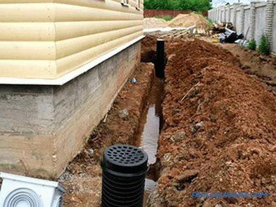 Drenaggio del basamento della parete - fondazione con sistema di drenaggio