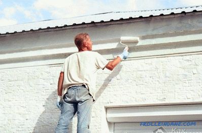 Dipingendo la facciata della casa con le proprie mani