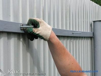 Come realizzare una recinzione dal foglio profilato (foglio profilato)