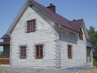 Casa fatta di blocchi di calcestruzzo con le proprie mani