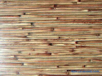 Pavimento caldo sotto linoleum su un pavimento di legno
