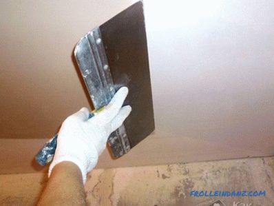 Come dipingere il soffitto con vernice a base d'acqua