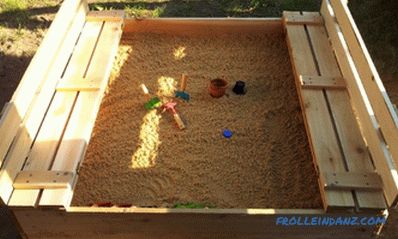 Sandbox per bambini con una copertina con le proprie mani + Foto