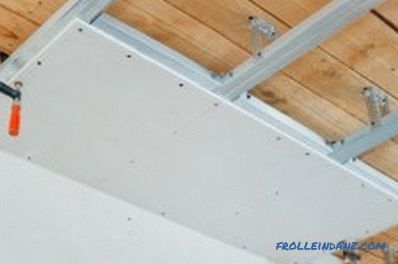 Ripara il soffitto in una casa di legno con le loro mani (foto e video)