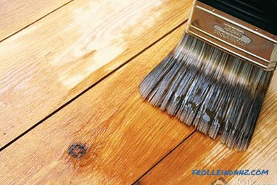 Come dipingere un pavimento di legno in casa al cottage