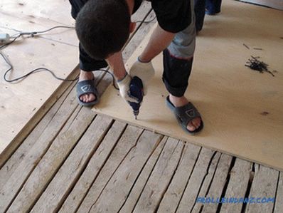 Sistemiamo il compensato sul pavimento di legno da soli